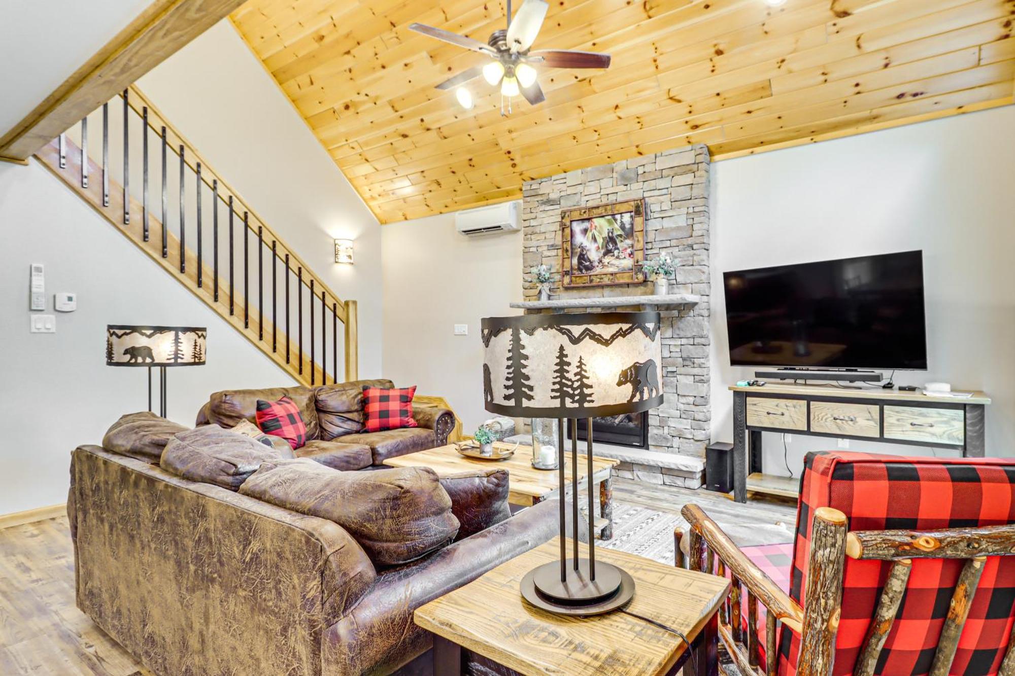 Spacious Pocono Games, Hot Tub, Access *