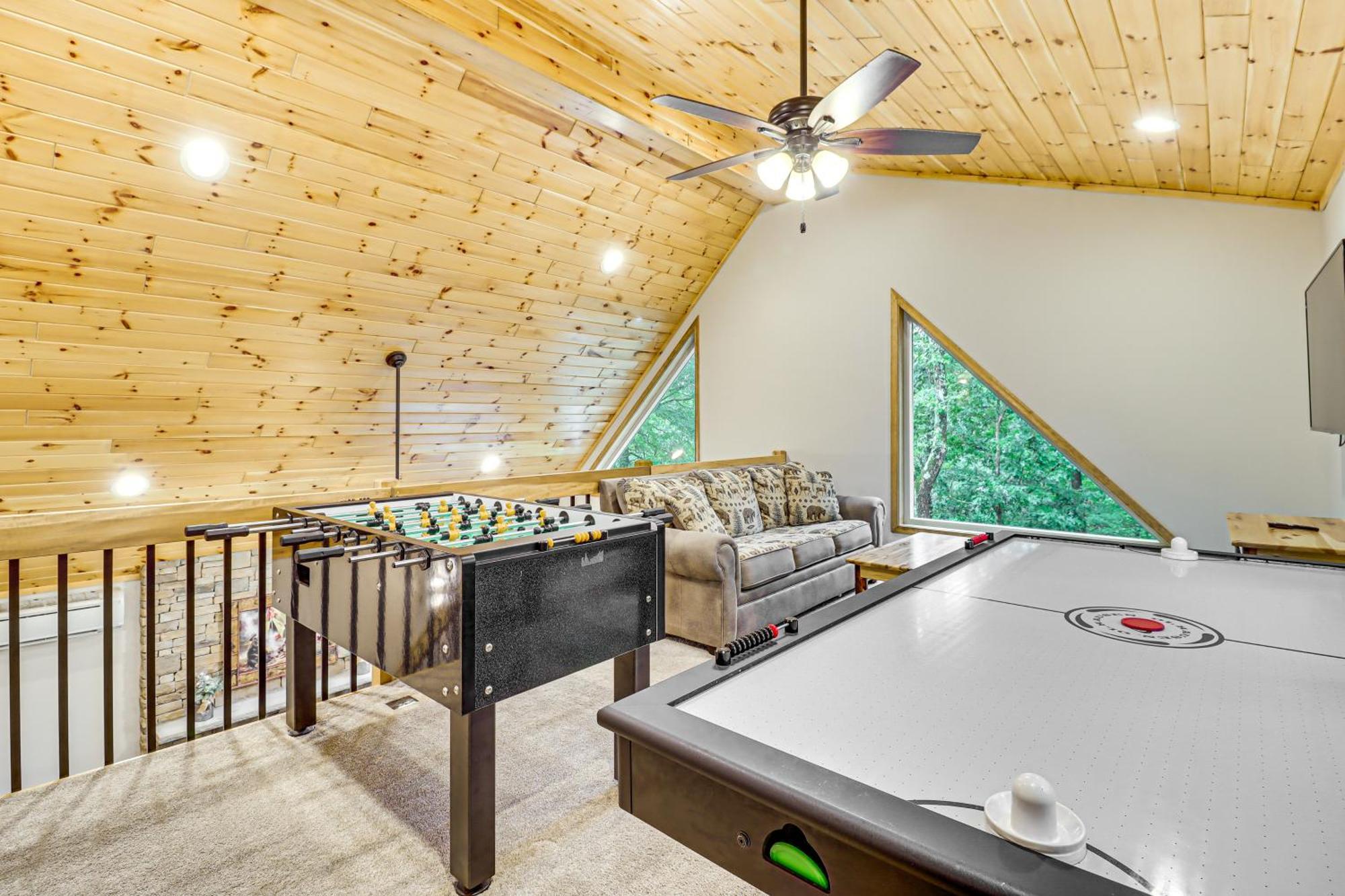 Spacious Pocono Games, Hot Tub, Access Albrightsville