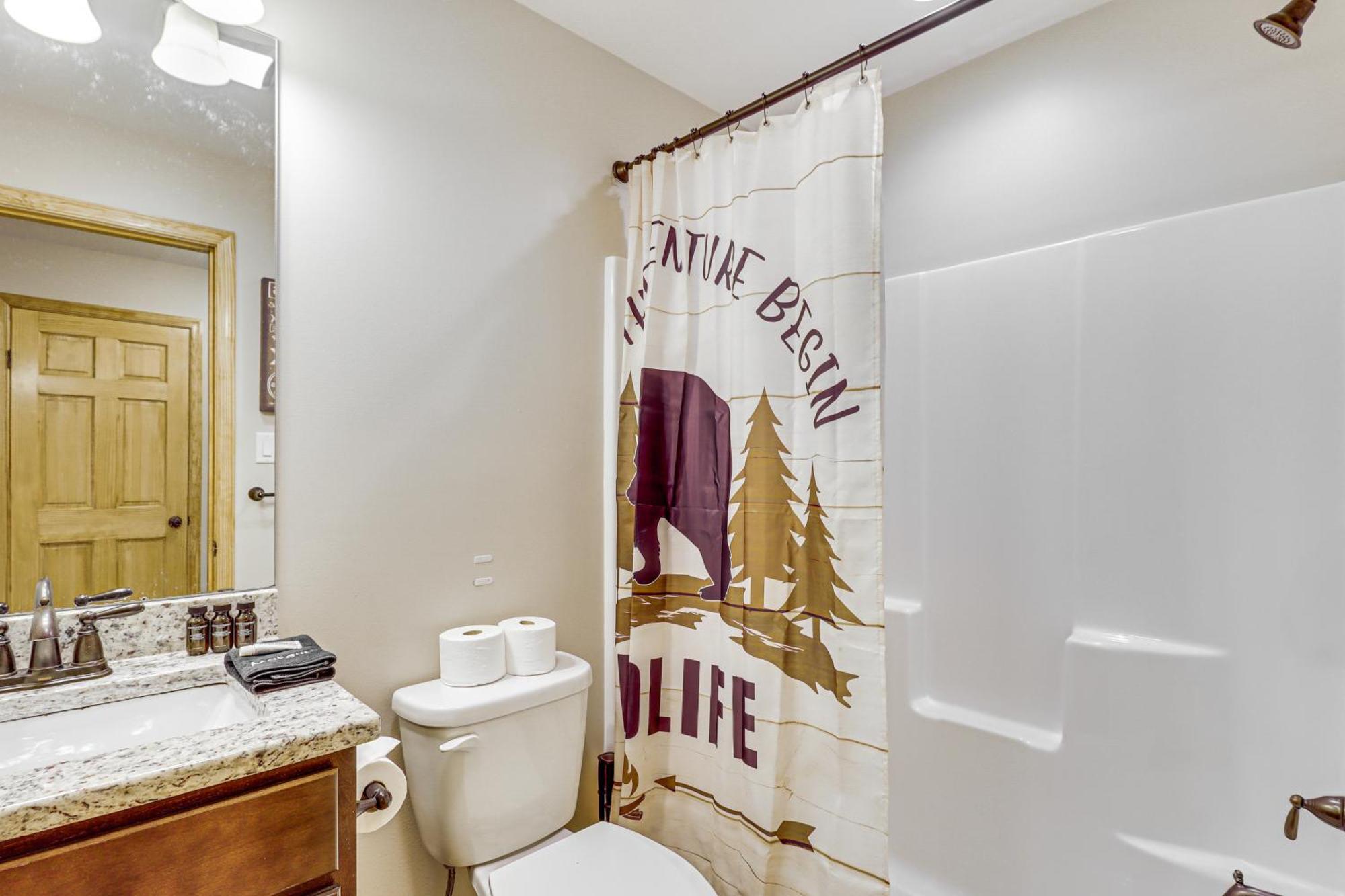 Spacious Pocono Games, Hot Tub, Access *
