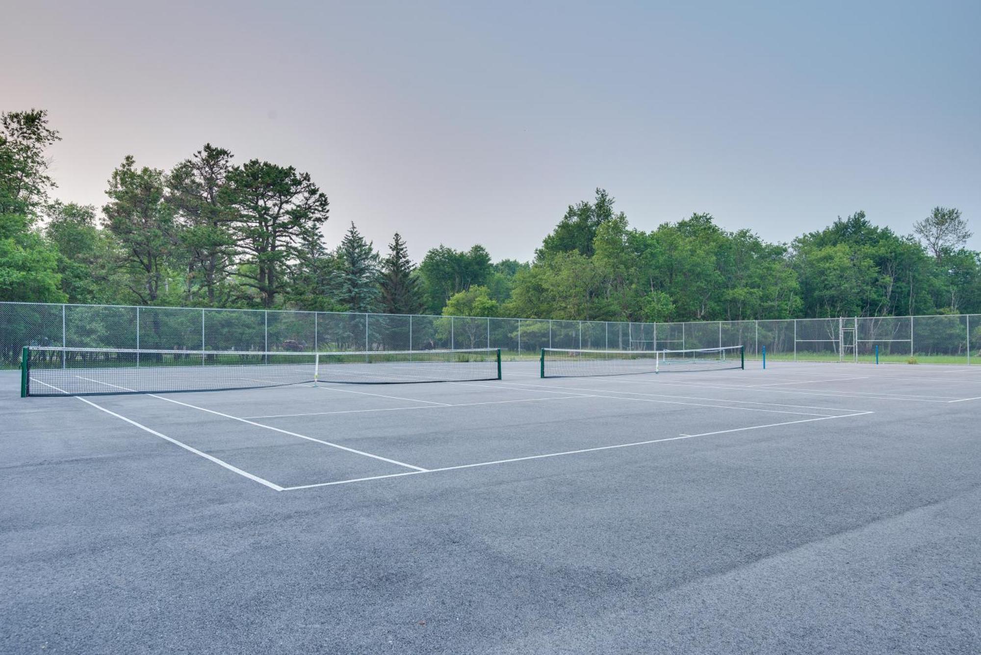 Spacious Pocono Games, Hot Tub, Access *