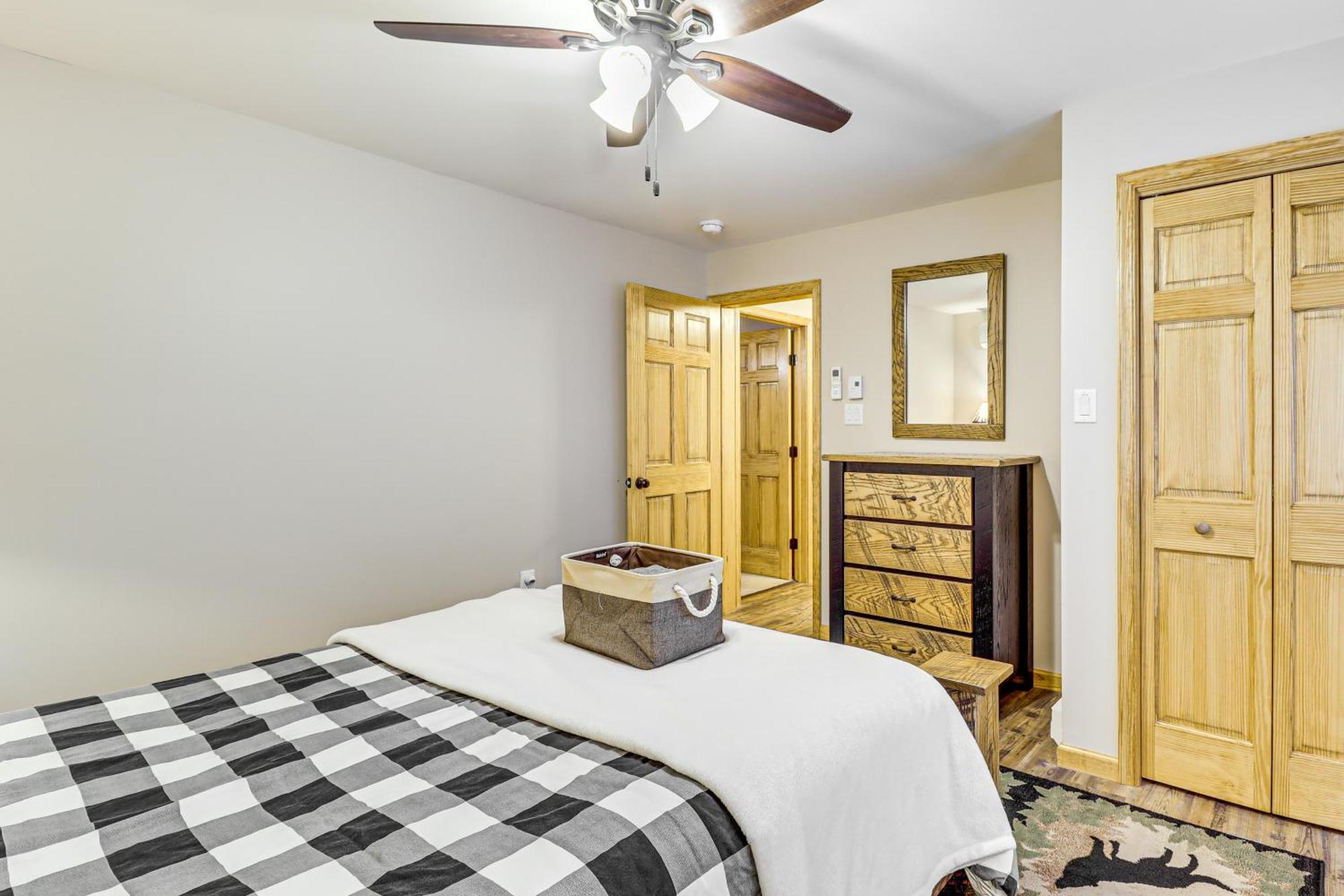 Holiday home Spacious Pocono Games, Hot Tub, Access