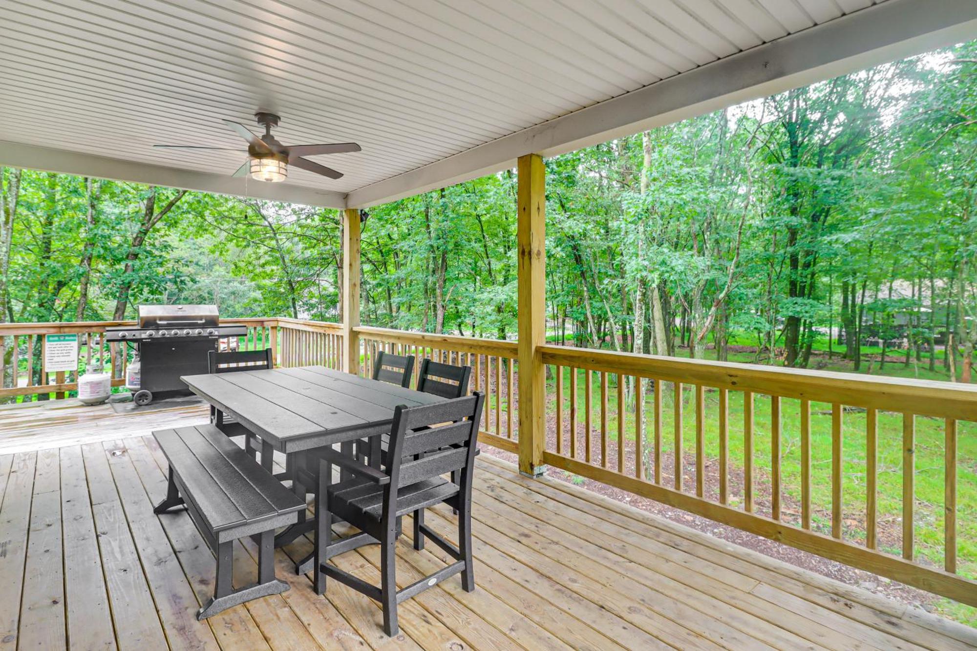 Holiday home Spacious Pocono Games, Hot Tub, Access