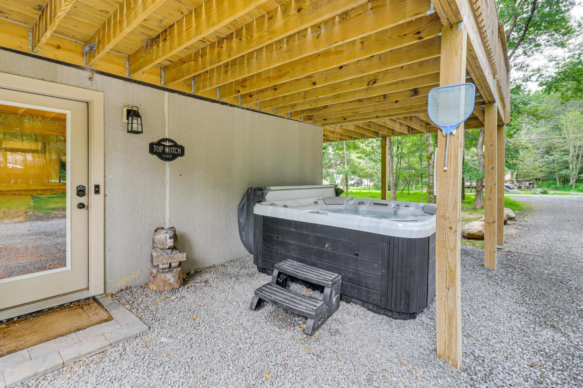 Holiday home Spacious Pocono Games, Hot Tub, Access