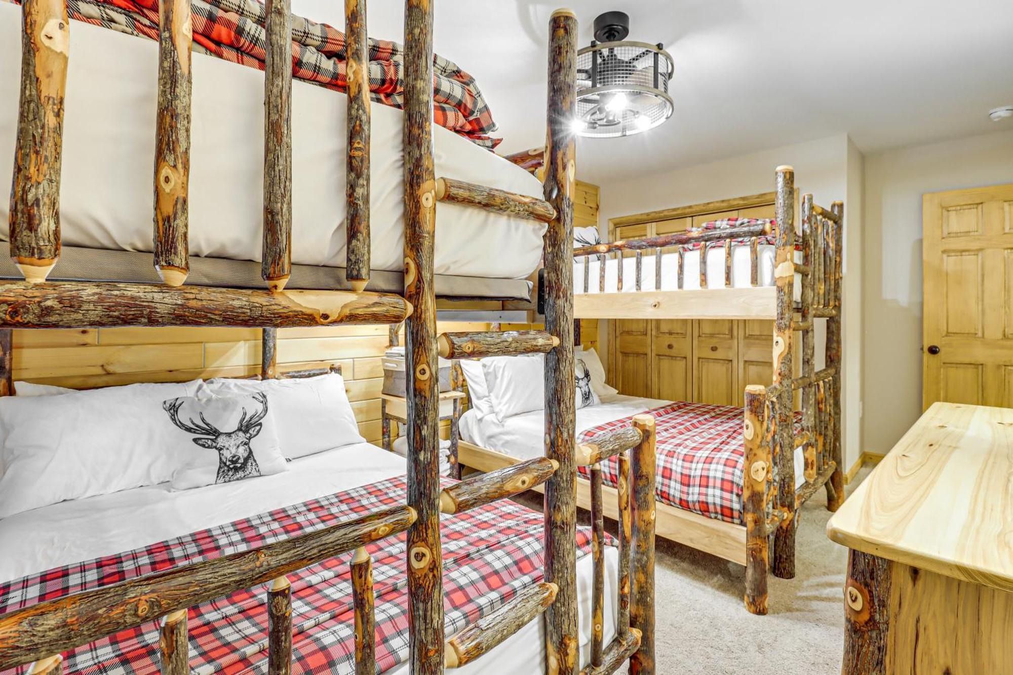 Spacious Pocono Games, Hot Tub, Access Holiday home *