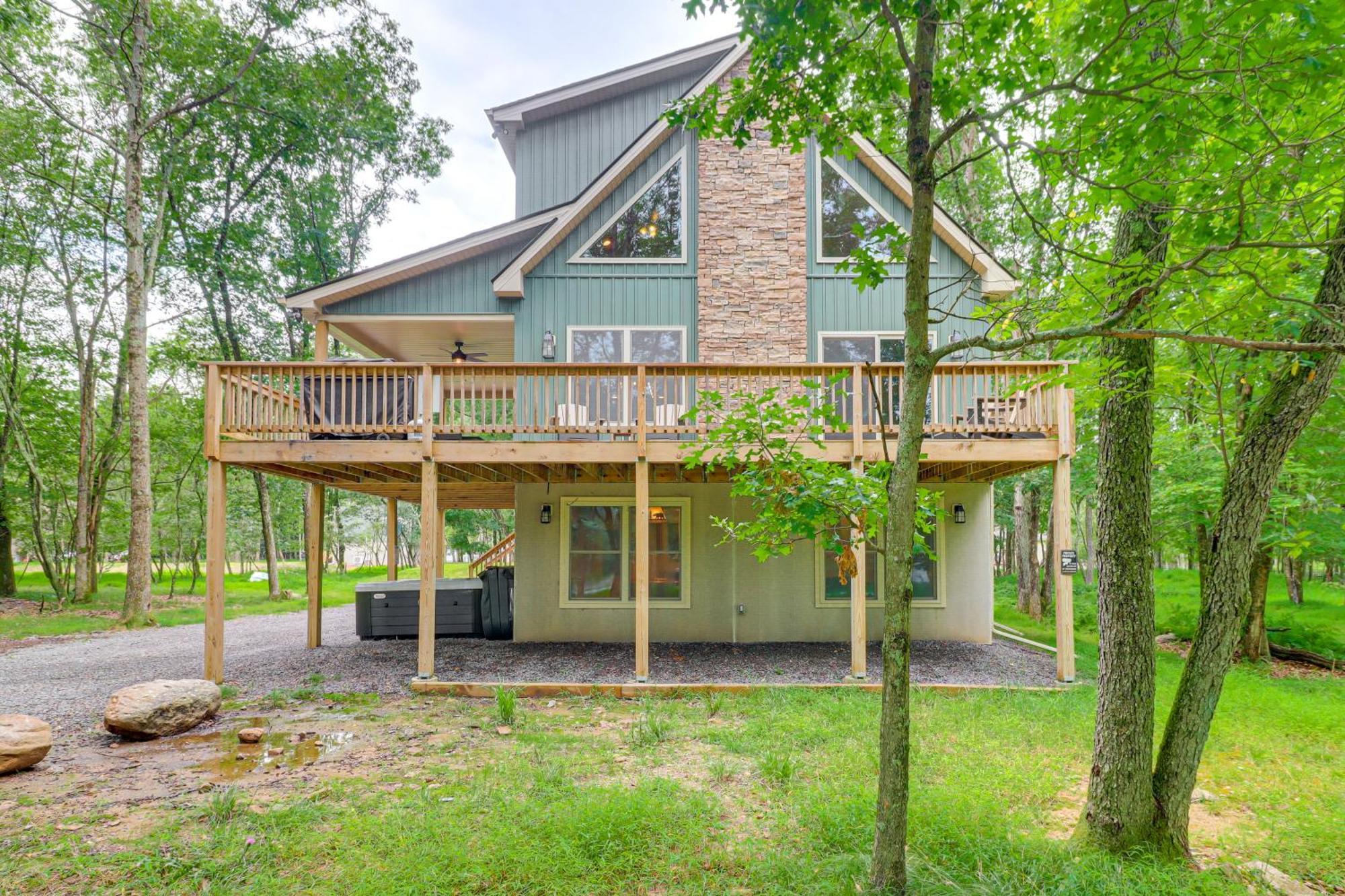 Holiday home Spacious Pocono Games, Hot Tub, Access *