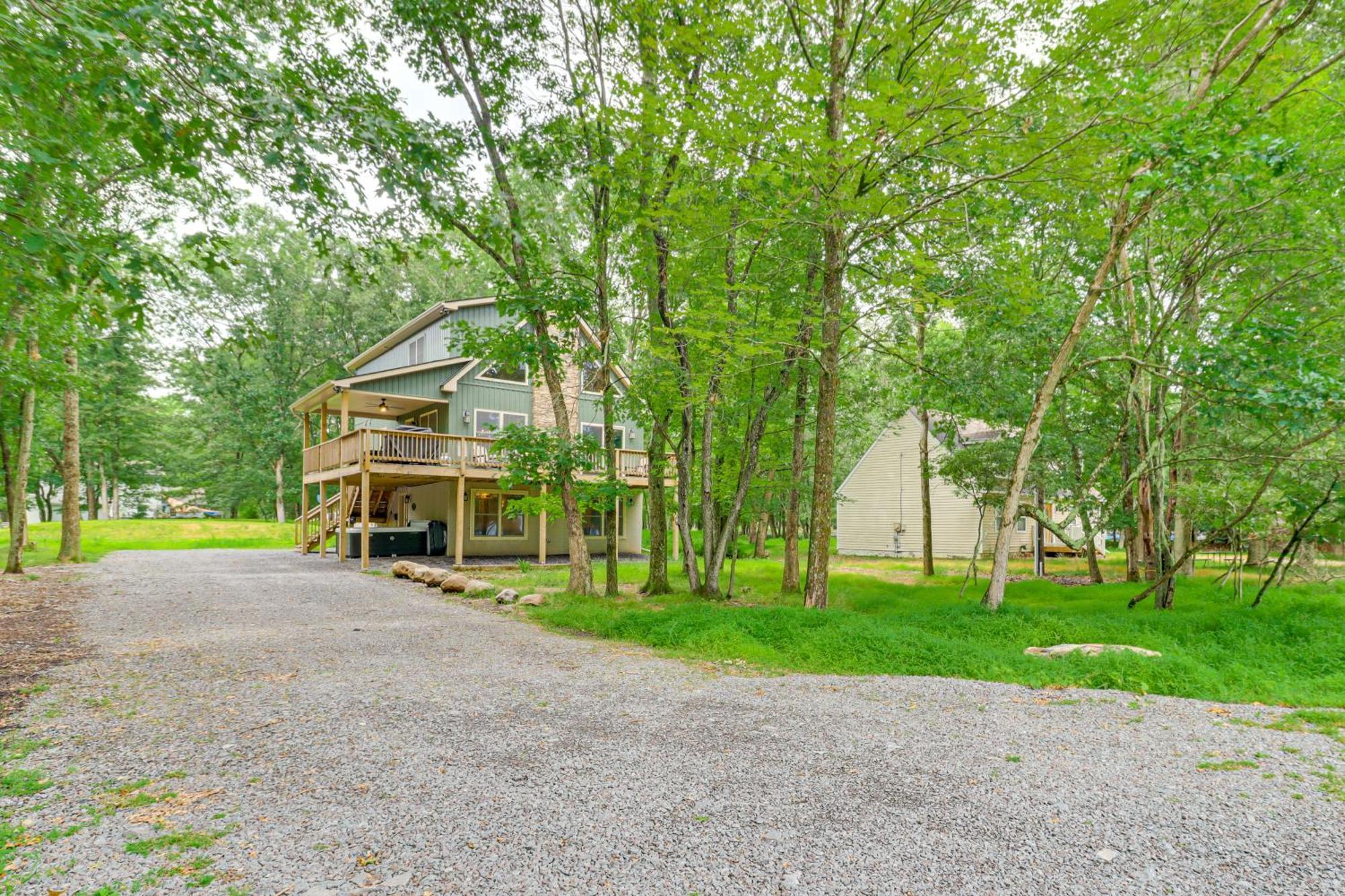 Spacious Pocono Games, Hot Tub, Access Albrightsville