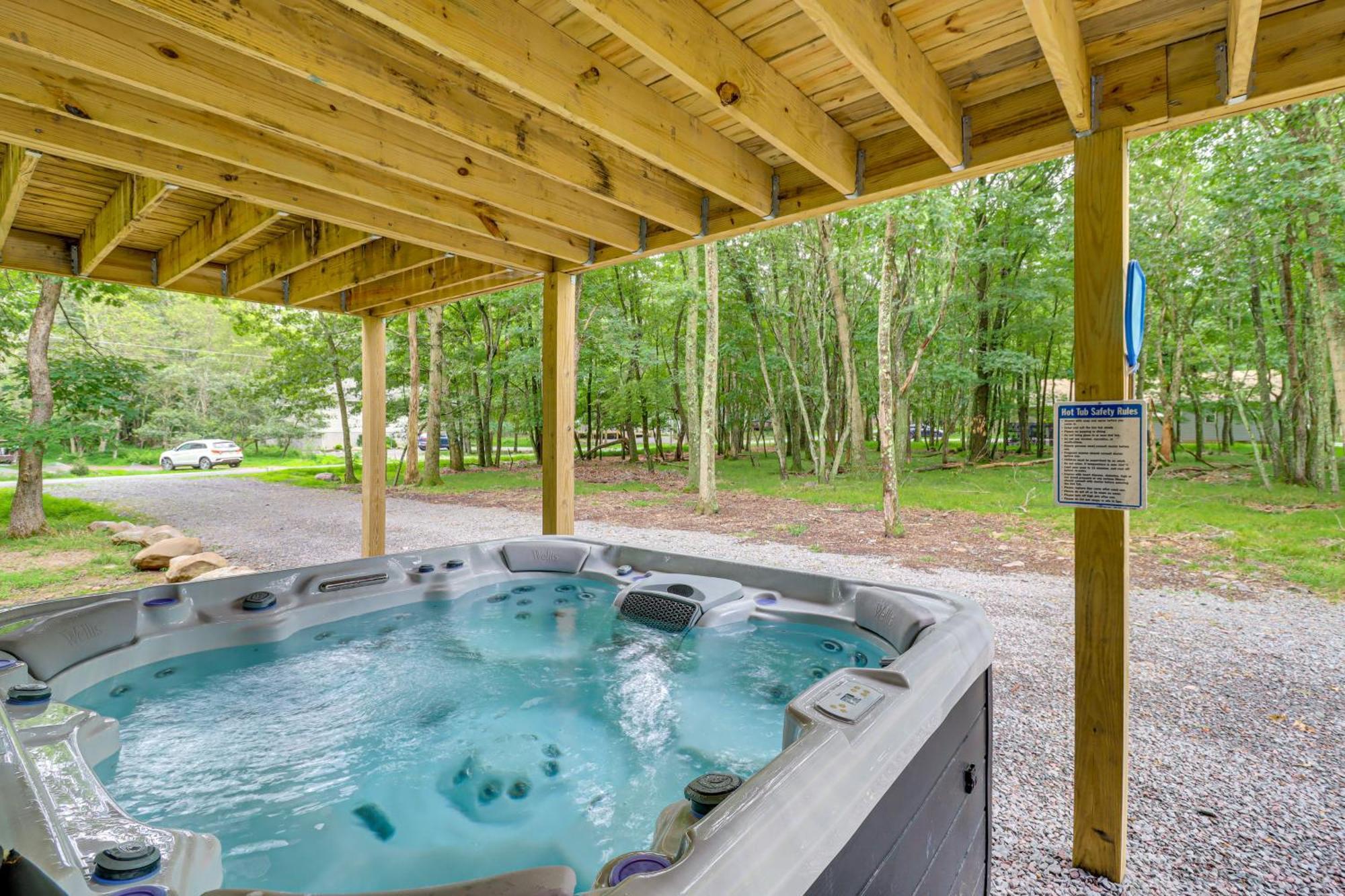 Spacious Pocono Games, Hot Tub, Access Holiday home Albrightsville