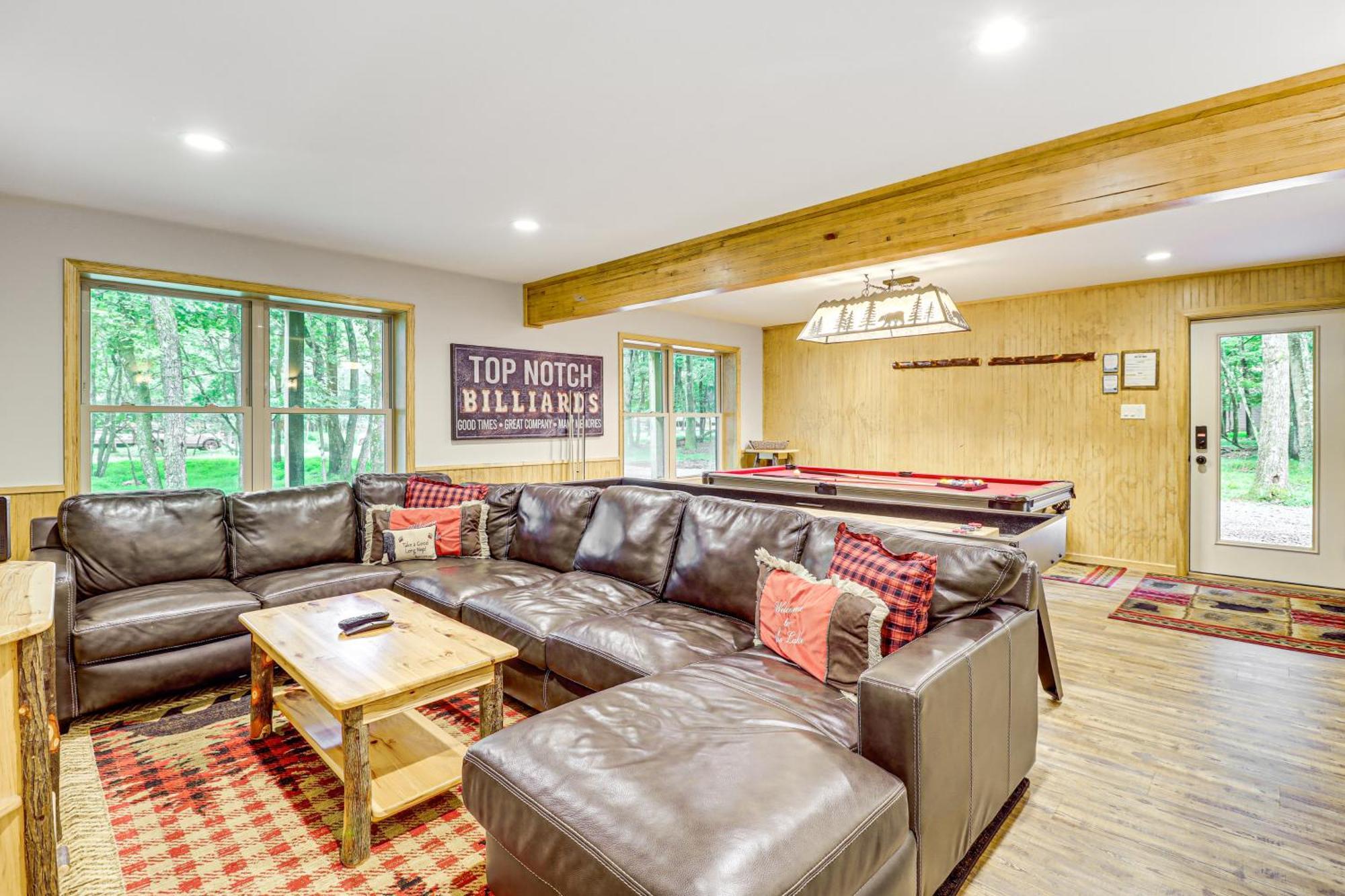 Spacious Pocono Games, Hot Tub, Access Holiday home