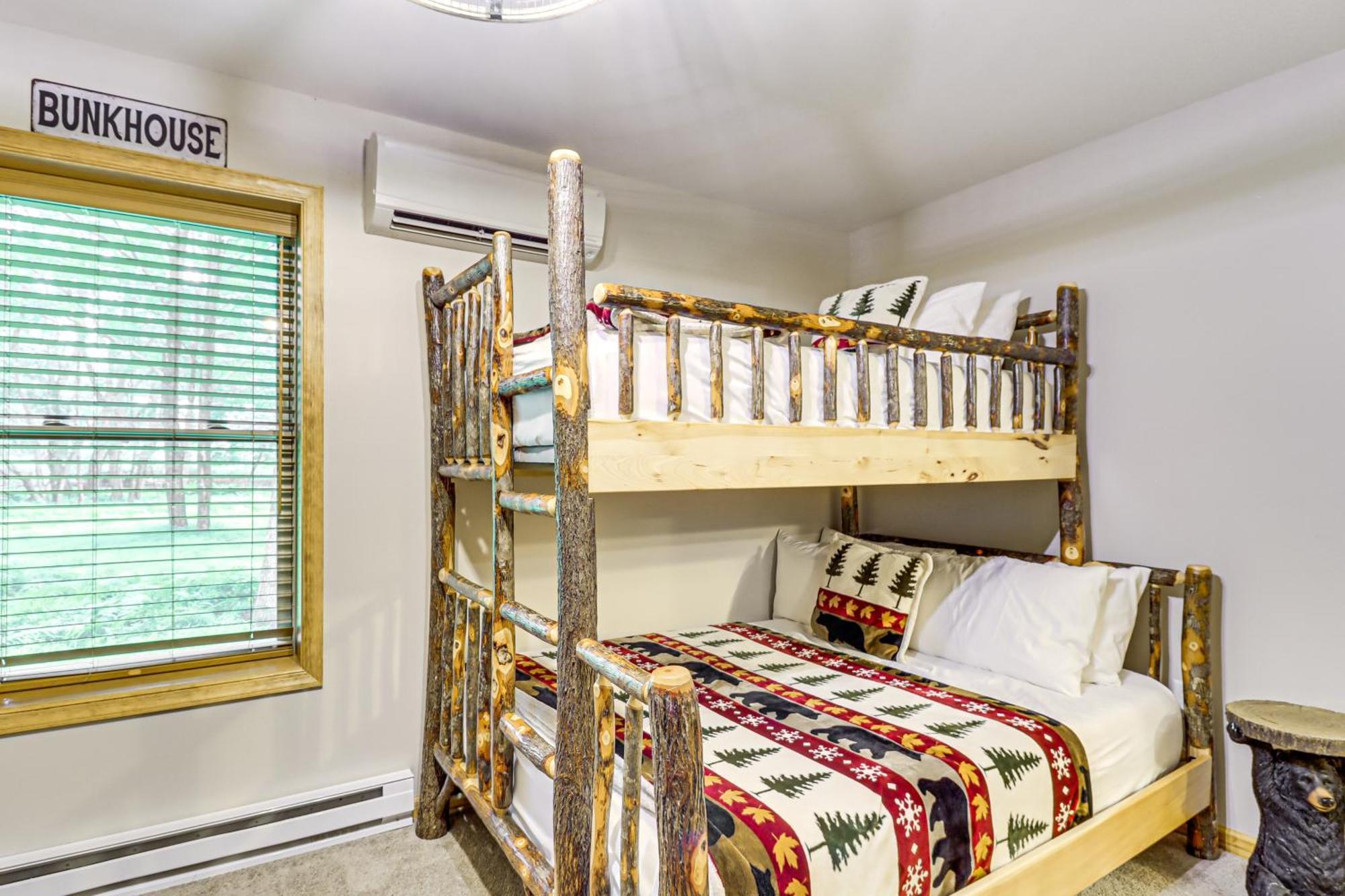 Spacious Pocono Games, Hot Tub, Access Holiday home Albrightsville