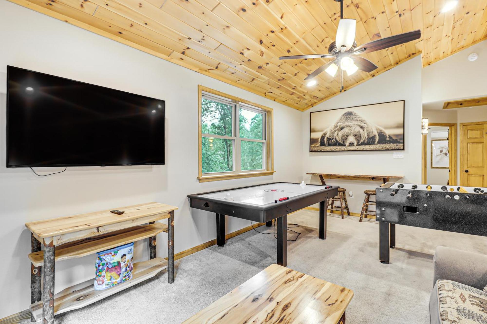 Spacious Pocono Games, Hot Tub, Access *