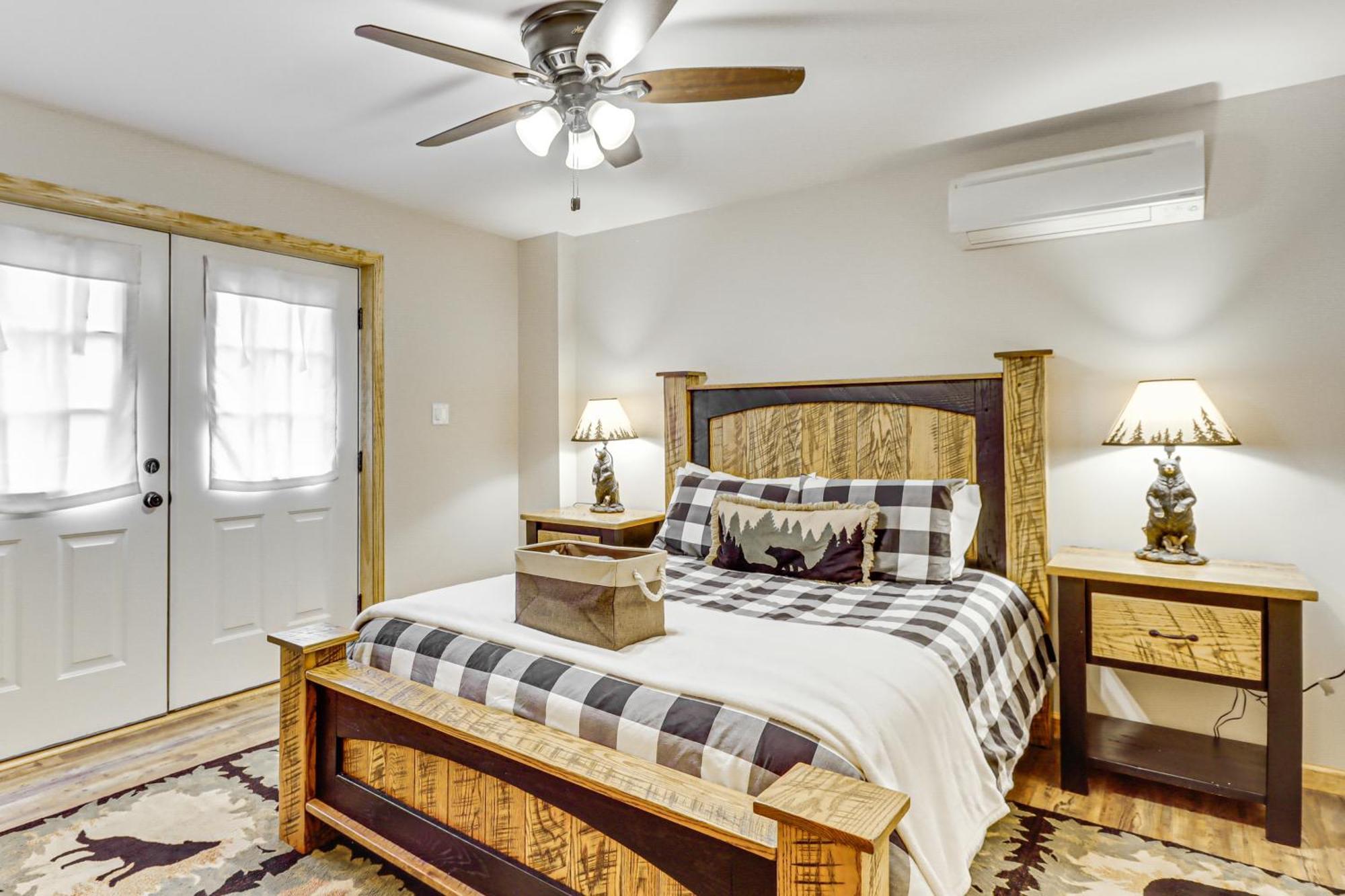 Spacious Pocono Games, Hot Tub, Access Holiday home *