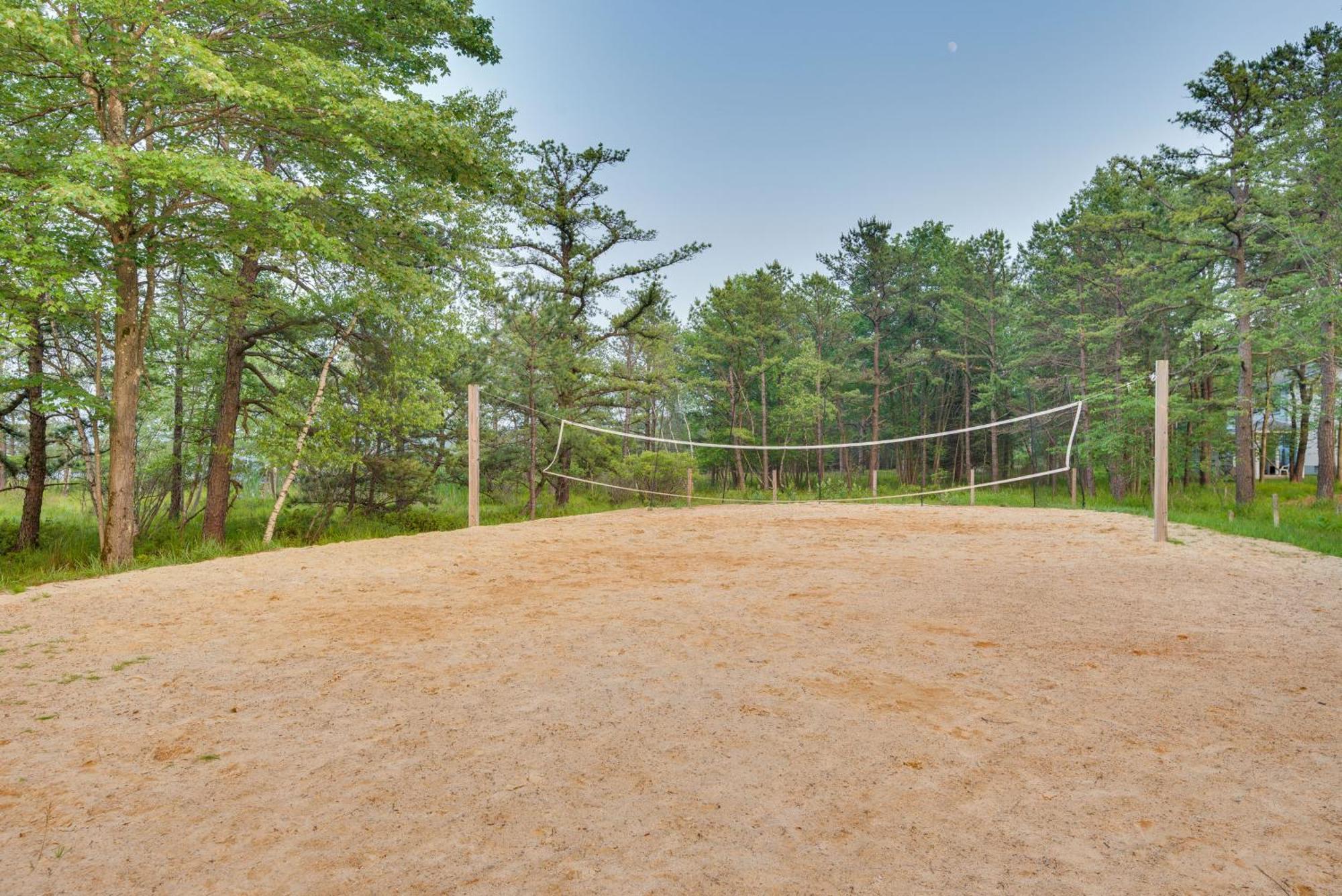Spacious Pocono Games, Hot Tub, Access Holiday home *
